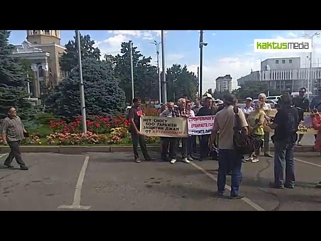 Митинг из-за сноса гаражей в микрорайоне Джал