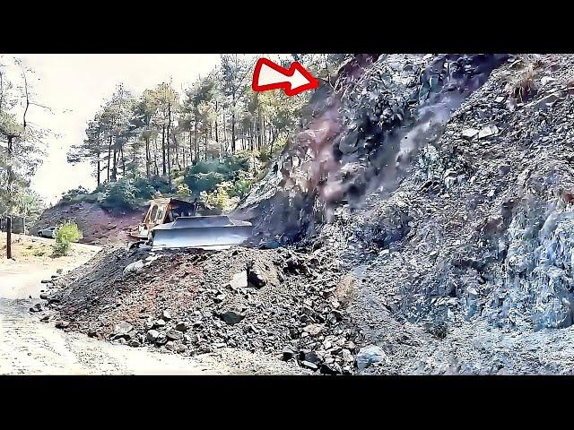 DOZER Operator's WRONG ||FAULTY WORK AND WRONG DECISIONS Landslide Soil Collapse|| #bulldozer