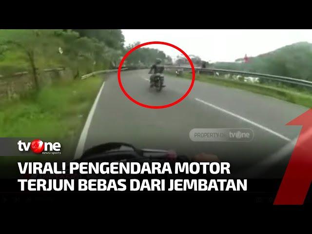 Viral! Detik-detik Pemotor Terjatuh di Jembatan Overpass Jalur KA Rel Ganda Banyumas | tvOne