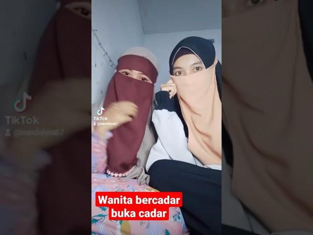 wanita bercadar buka cadar