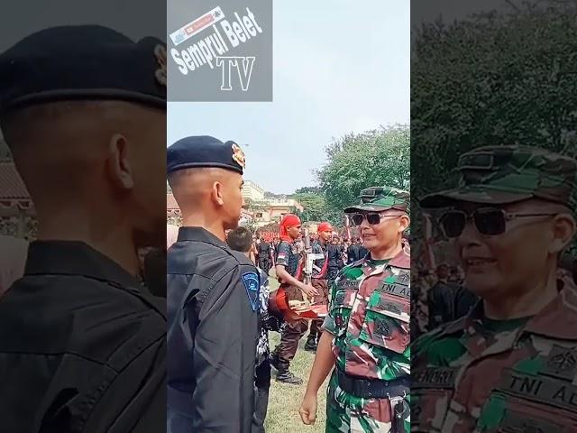 TAMPARAN TNI BUAT BRIMOB SANG ANAK KARENA SAYANG