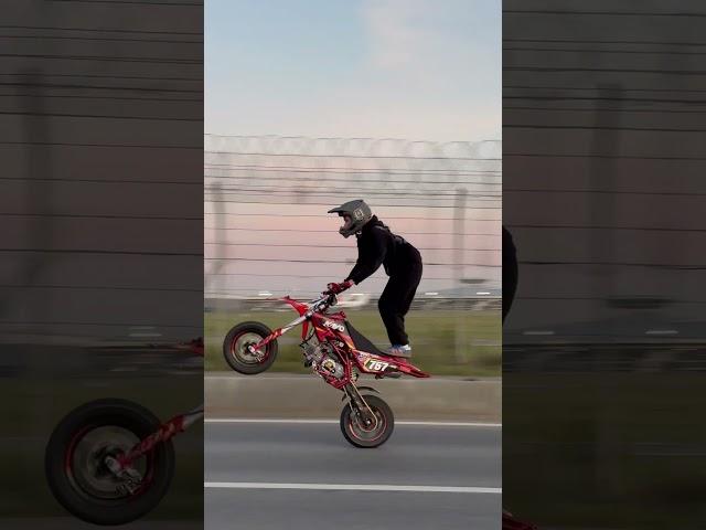 БОЛЬШЕ ДВИЖА У МЕНЯ В ТГ КАНАЛЕ: Blsxdmrt757 #stuntvideo #kayo #стант #мото #bikelife #мотард #motor