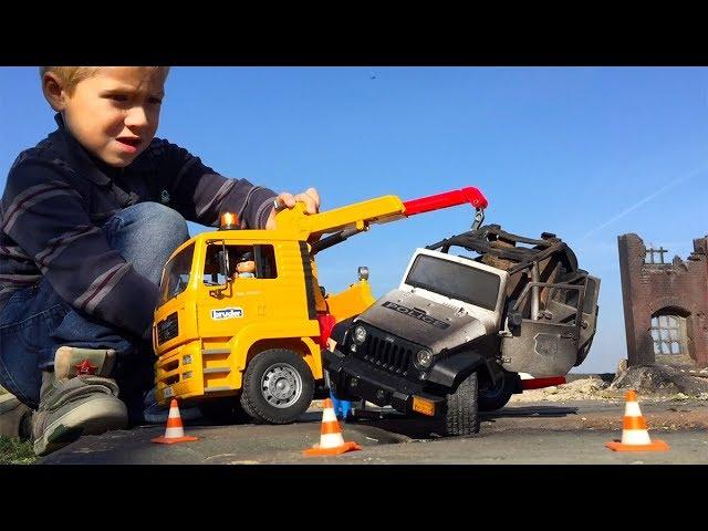 Bruder Spielzeug JACK plays TRUCKS for Children