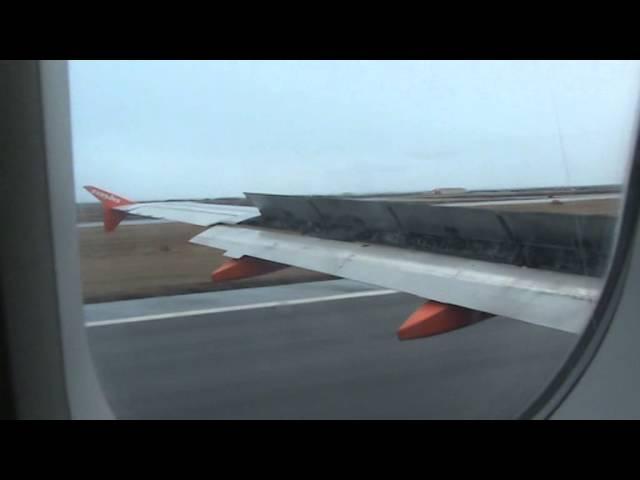 EasyJet Airbus A319 landing at Keflavík International Airport