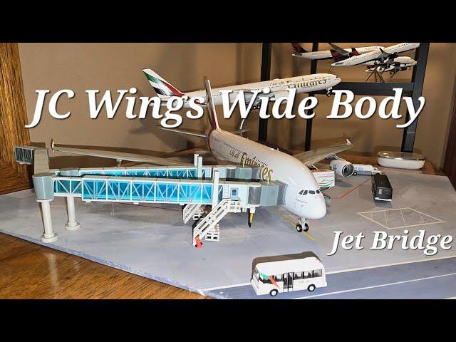 JC Wings 1:200 Jet Bridge (Wide Body - Blue) Unboxing and Display