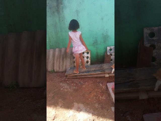 Minha sobrinha dançando