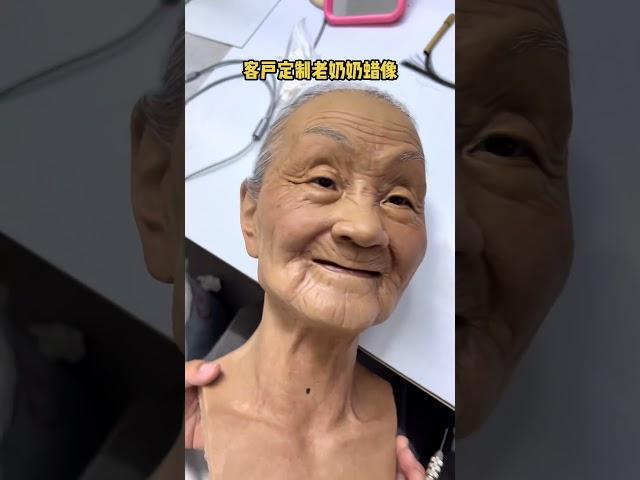 The custom wax figure of the grandmother, which is also a way to remember loved ones, is made of sil