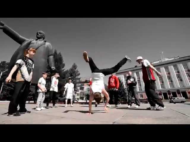 Breake dancing at Lenin monument