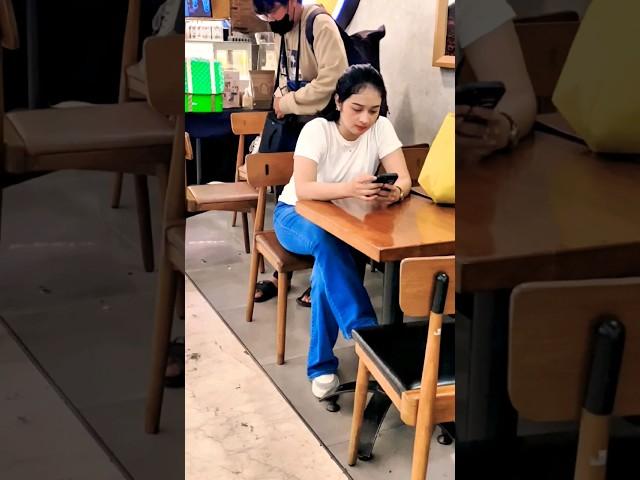 tante cantik ilang sepatu bingung banget tapi lucu #viral #prank #trending #shorts #lucu #funny