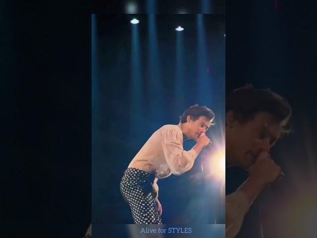 Sniffing Harry Styles KIWI Supremacy LIVE in NewYork City Love on Tour 2021