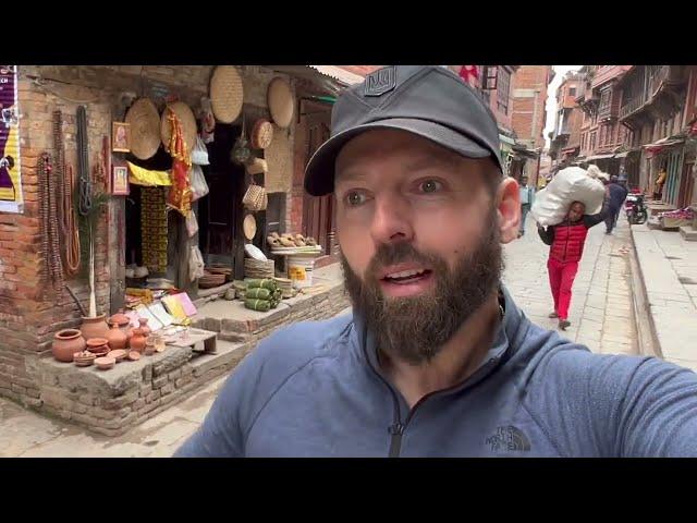 Cycling Nepal: The Homeless Doggo 