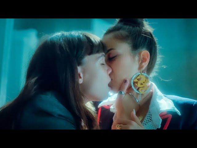 Elite season 4 Kiss Scene - Rebeka and Mencia | Netflix 4x02