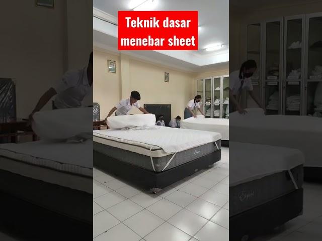 Teknik dasar menebar Sheet #housekeeping #makeuproom #makingbed #smkpariwisata #smkperhotelan #hk