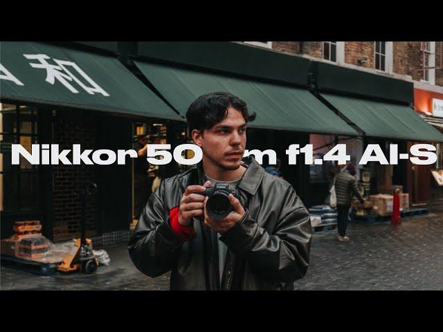 Vintage lens on a mirroless camera (Nikkor 50mm f1.4 AI-S - Canon eos R6) Street photography POV