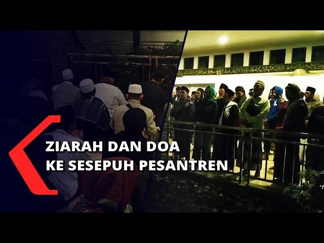 Kyai dan Ratusan Santri Jalankan Tradisi Ziarah Malam