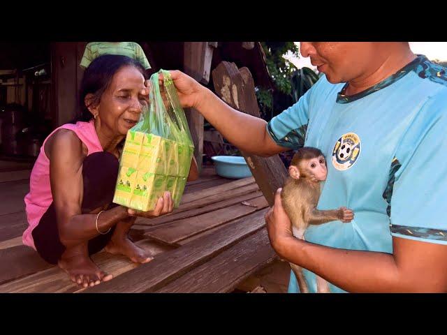 BiBi & Dad visited the blind lady late at night - happy that she was healthy