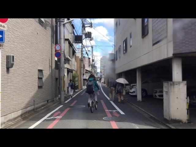 京都の自転車逆走暴走する馬鹿女しまいに対抗から来た自転車と正面衝突する馬鹿女