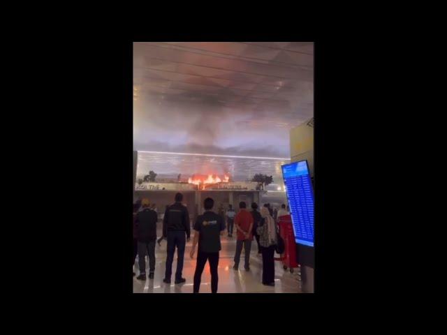 Atap Tenan Restoran di Terminal 3 Bandara Soetta Terbakar, Penumpang Panik.