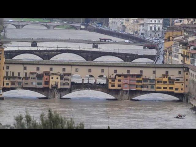 Allerta rossa per il maltempo in Toscana, a Firenze preoccupa l'Arno