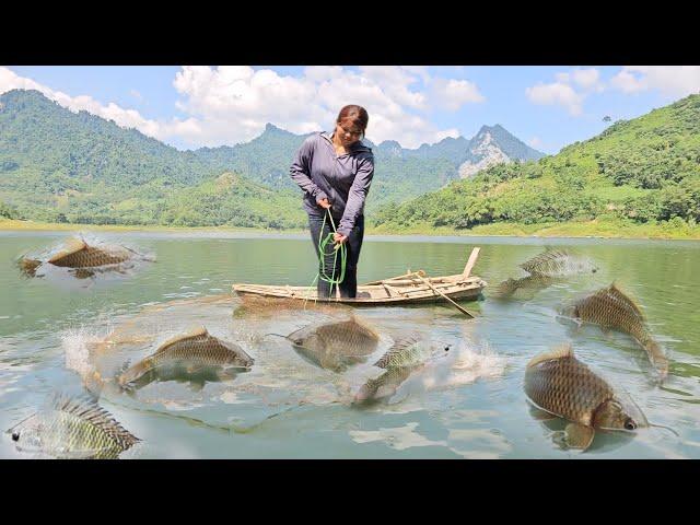 The fishing girl caught a large school of fish, the girl's survival on the lake.