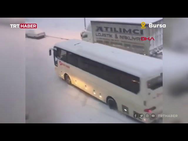 Buz pistine dönen yollarda kazalar arka arkaya geldi