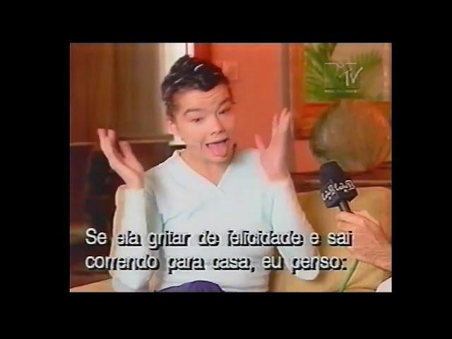 Björk : Her view on religion and signing autographs 1996