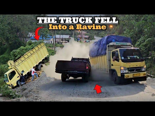 The truck fell into a ravine ± 10 meters from the Batu Jomba incline