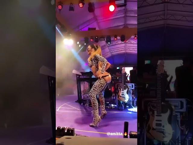 ANITTA DE FIO DENTAL NO SHOW