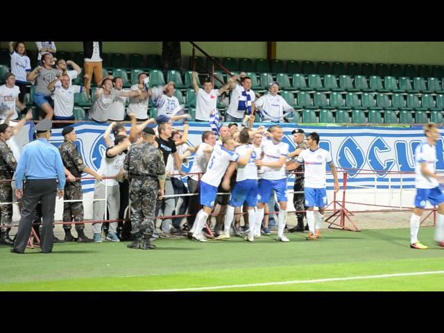 Фанаты минского "Динамо" празднуют забитый гол в ворота ФК Гомель