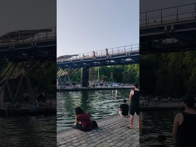 Les jeunes Algériens durant la canicules à la Villette .kamikazes.