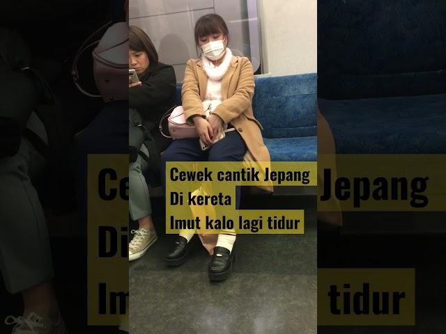 Cewek Jepang cantik lagi tidur di kereta