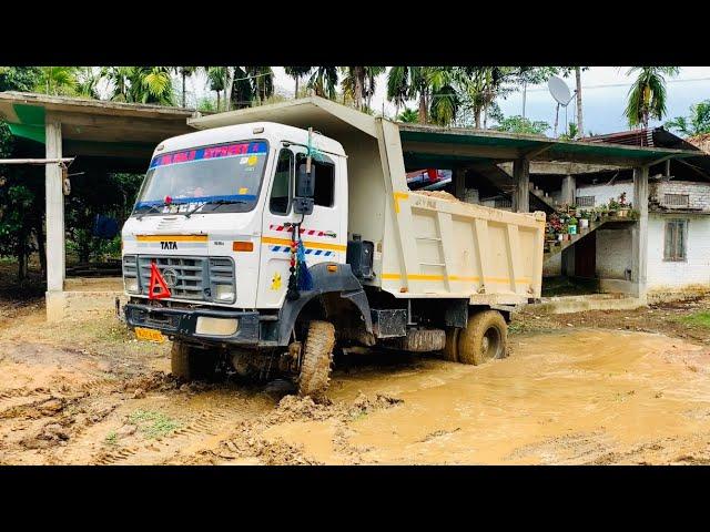 Tata 1618 4x4 tipper got stuck in mud | Loaded with 25 ton |Amazing skilled diver | Heavy duty truck