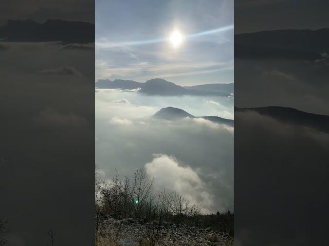 ️️ Ce qui est bien à #grenoble c’est même s’il fait gris en bas, on peut toujours passer au-dessus