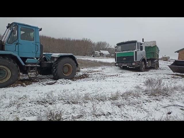 т 150 вытягивает из грязи груженый супер маз. Зима 