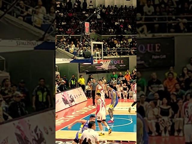 With a no look pass of Jio Jalalon to Tyler Bey who blowed a power slam dunk! #basketball #slamdunk