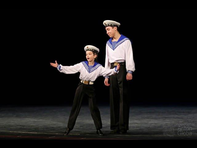 "Пляска юных моряков" Ансамбль "Школьные годы". "Dance of Young Sailors" Ensemble "School Years". 4К