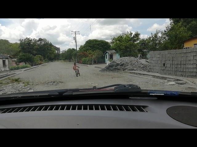 Niño desnudo  corre en bicicleta caliente 