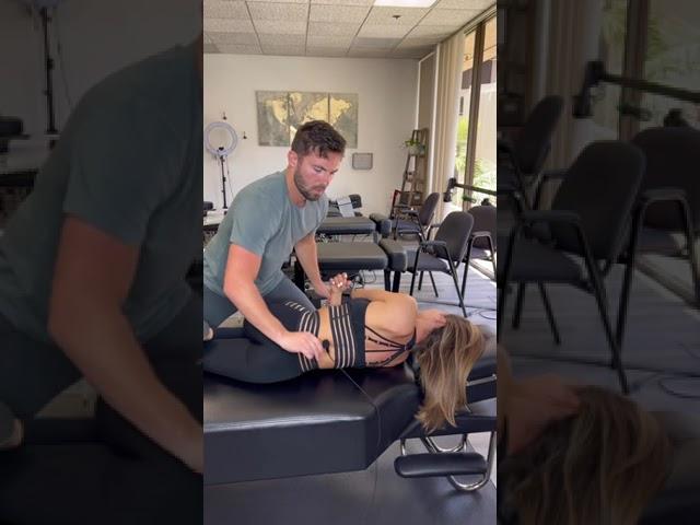 She was in SO MUCH PAIN! This adjustment helped! #chiropractor #cracks #adjustment #painrelief