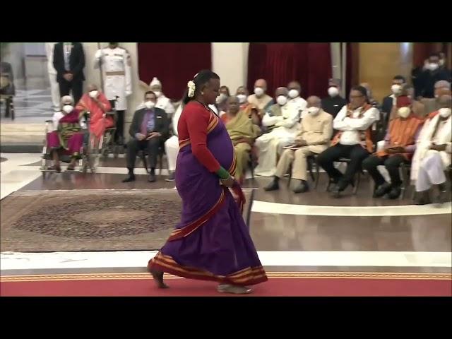 A transgender blesses President Kovind in her own style while receiving Padma Award