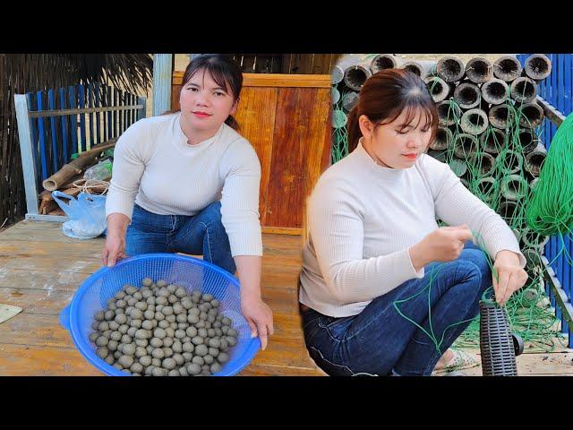 The girl prepared a shrimp trap with her, connected to many pieces with a long string, as bait.