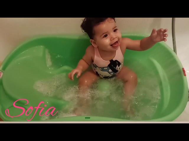  BAÑÁNDOSE, la niña Sofia  antes de dormir