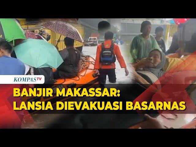 Akibat Banjir di Makassar Seorang Lansia Dievakuasi Basarnas