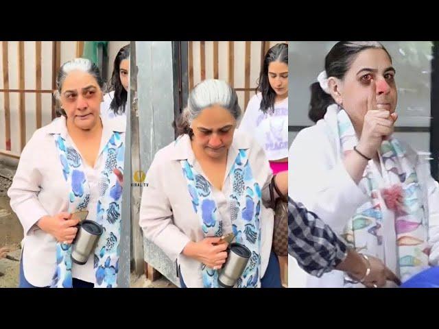 Saif Ali Khan's Ex Wife Amrita Singh got Angry for clicking her Picture &Rise Finger to Paparazzi