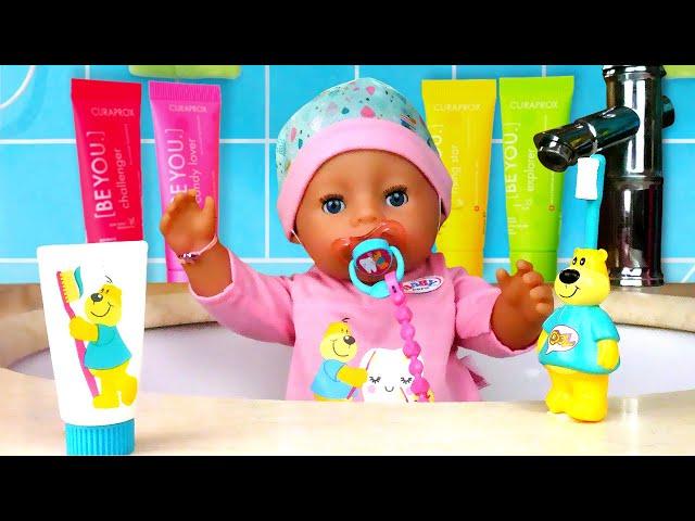 Baby Born putzt sich die Zähne. Spielzeug Video mit Puppen.