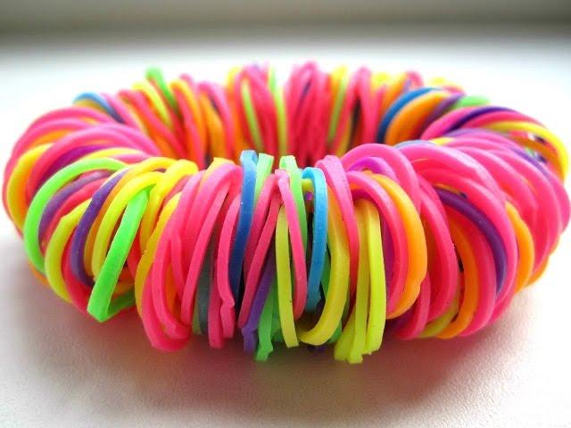 БРАСЛЕТ из резинок "ЛЕНТЯЙ"  Как плести браслет из резинок RAINBOW LOOM  БЕЗ СТАНКА 