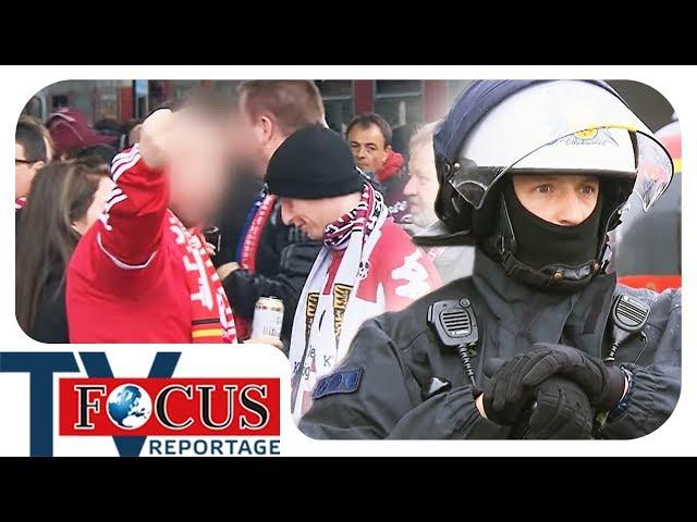 Polizei gegen Hooligans und Bengalos: Großeinsatz bei Risikospiel! | Focus TV Reportage