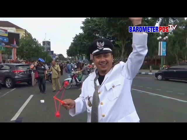 PULUHAN MASA DEMO DI DEPAN PENDOPO WAHYAWIBAWAHGRAHA BUPATI JEMBER