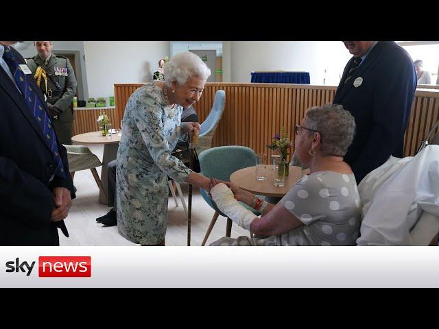 Queen makes surprise visit to hospice centre