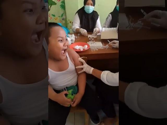 Viral Reaksi Bocil Ketika Di Suntik bikin ngakak....