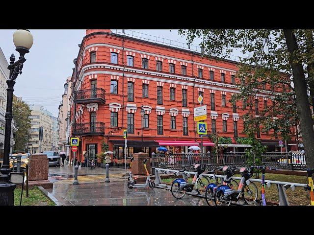 Walking around Moscow in the rain: Patriki and Bulgakov's House